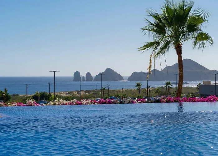 Arch Views, 2 Pools, Gym, Stylish, 2bd, Sleeps 6 Apartment *