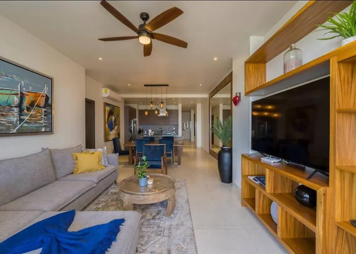 Arch Views, 2 Pools, Gym, Stylish, 2bd, Sleeps 6