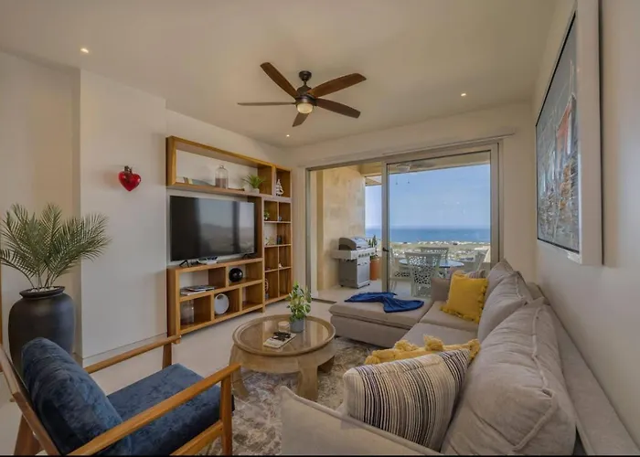 Arch Views, 2 Pools, Gym, Stylish, 2bd, Sleeps 6 Apartment *