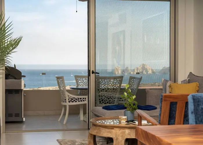 Apartment Arch Views, 2 Pools, Gym, Stylish, 2bd, Sleeps 6 *