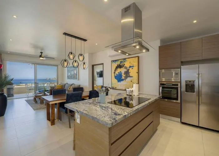 Apartment Arch Views, 2 Pools, Gym, Stylish, 2bd, Sleeps 6 *
