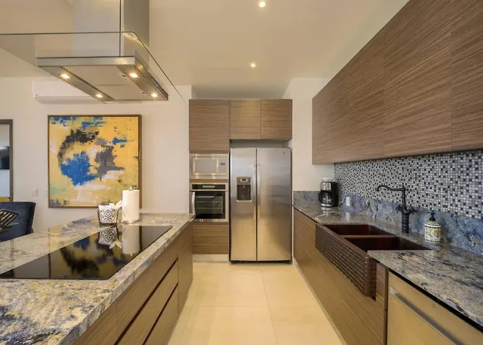 Apartment Arch Views, 2 Pools, Gym, Stylish, 2bd, Sleeps 6 *