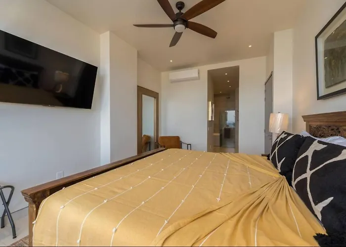 Apartment Arch Views, 2 Pools, Gym, Stylish, 2bd, Sleeps 6 *