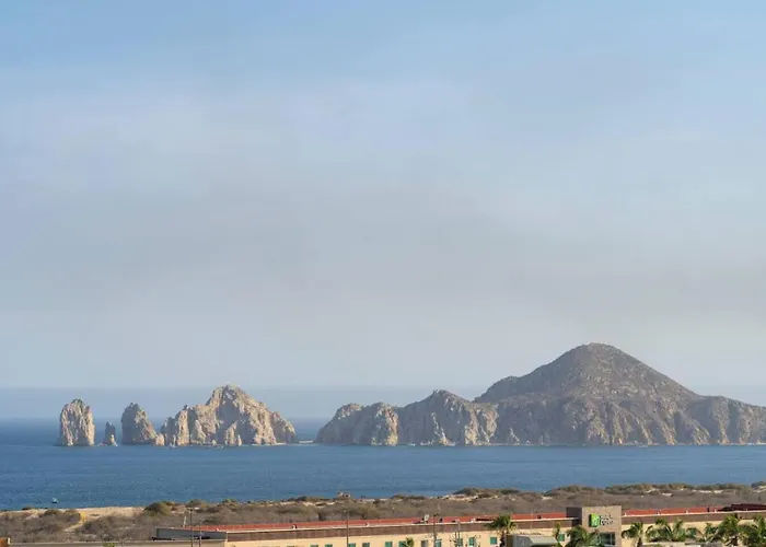 Apartment Arch Views, 2 Pools, Gym, Stylish, 2bd, Sleeps 6 *