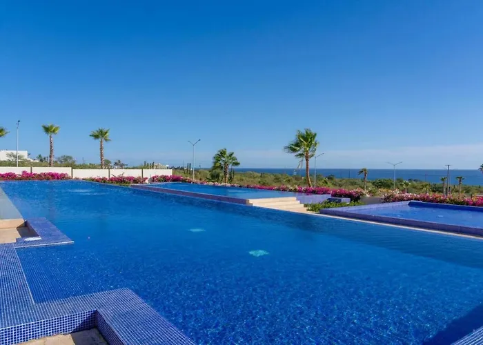 Apartment Arch Views, 2 Pools, Gym, Stylish, 2bd, Sleeps 6 *